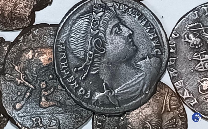 Antigo pingente copiado por anglo-saxões de moeda romana revela erros ortográficos