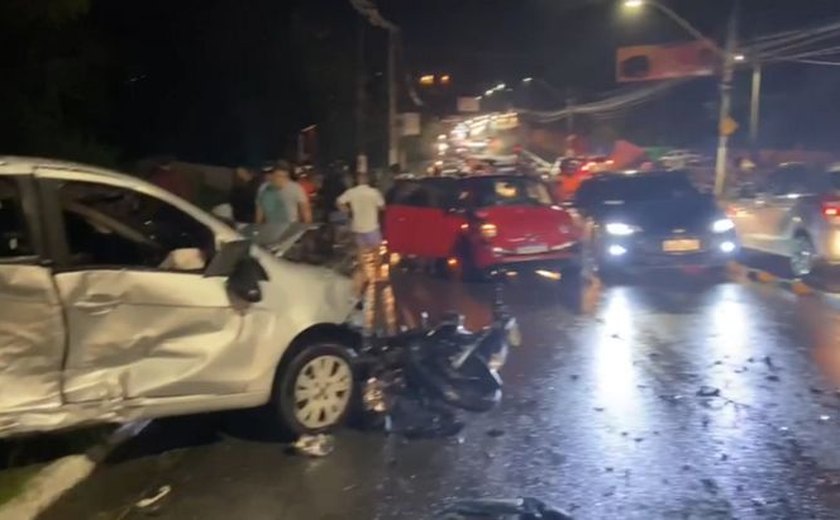 Homem morre e grávida fica ferida em grave acidente na Leste Oeste, em Maceió