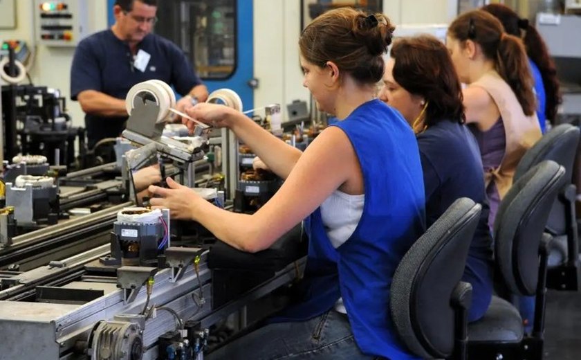 Encomendas à indústria nos EUA caem 3,7% em abril ante março