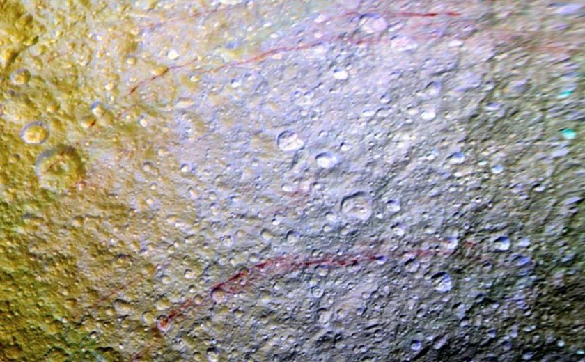 Imagem divulgada pela Nasa revela arcos misteriosos em lua de Saturno