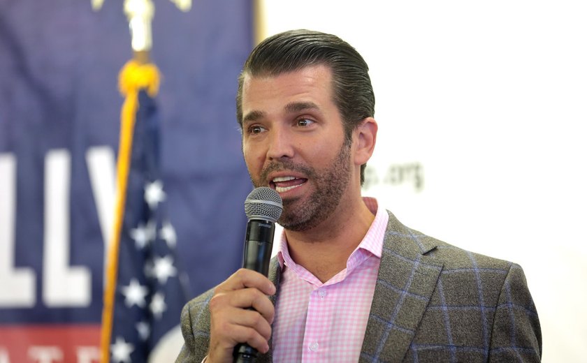 Trump Jr faz discurso de ataques em congresso organizado por Eduardo Bolsonaro