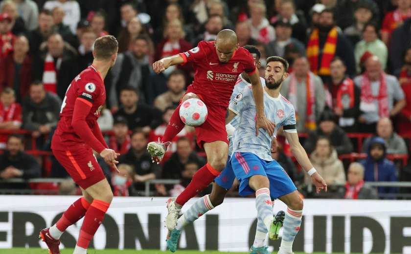 Liverpool goleia Manchester United mais uma vez e assume liderança do Inglês