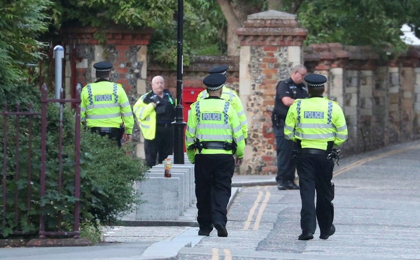 Polícia britânica diz que ataque com faca no sul da Inglaterra foi ataque terrorista