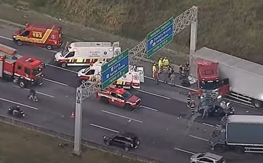 Acidente com caminhões deixa 2 mortos na Rodovia dos Bandeirantes, em SP