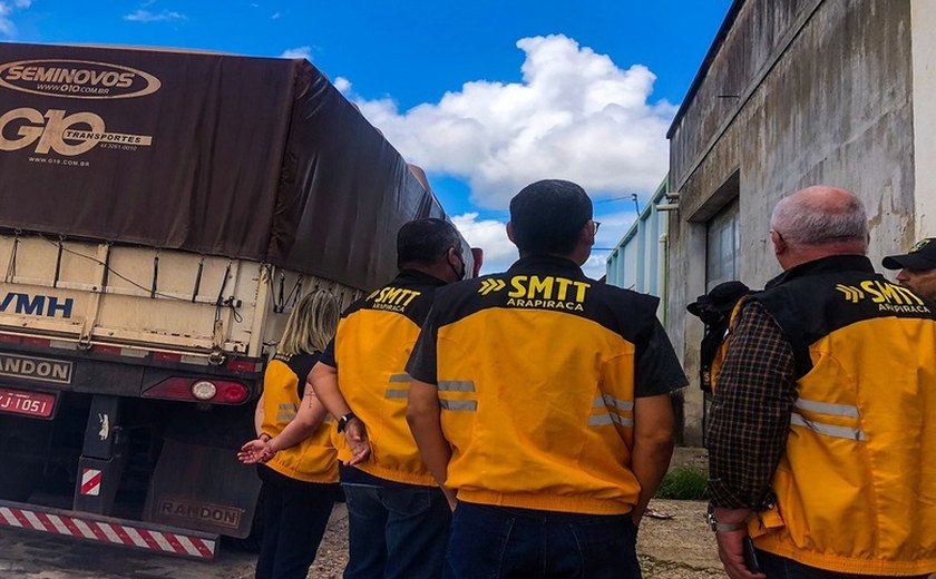 SMTT intensifica fiscalização de circulação de veículos pesados na zona de restrição