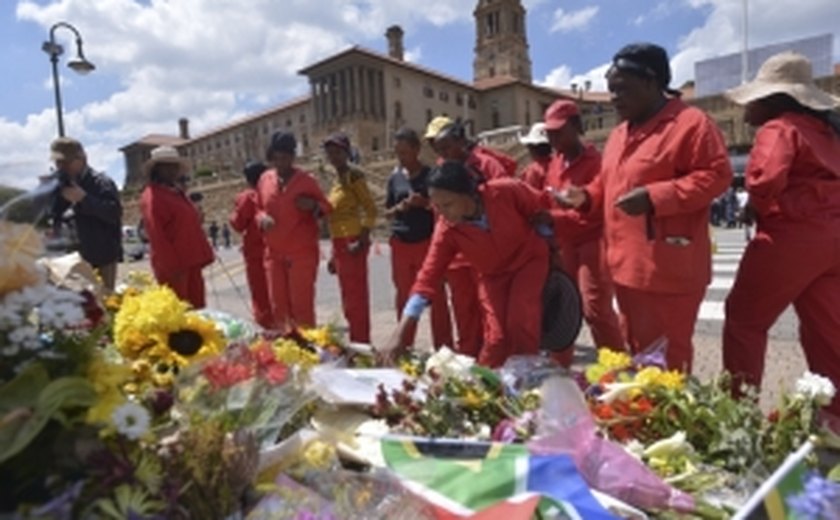 Sul-africanos enfrentam seis horas de fila para despedir-se de Mandela