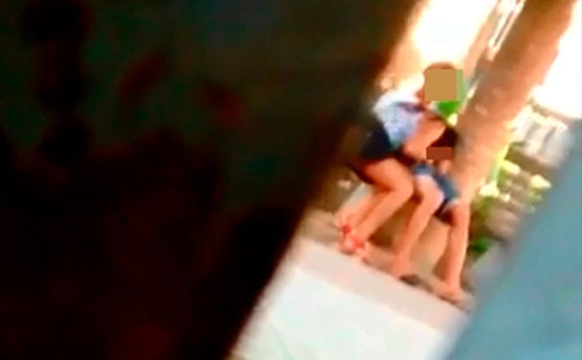Casal é flagrando fazendo sexo oral em praça no centro de Arapiraca