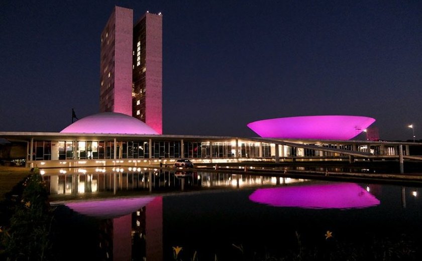 Congresso ilumina fachada de rosa em apoio à saúde da mulher e à redução da mortalidade materna