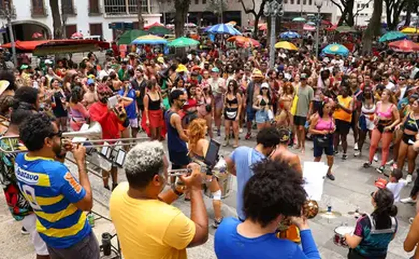Brasília: foliões se inspiram em Fernanda Torres para curtir carnaval