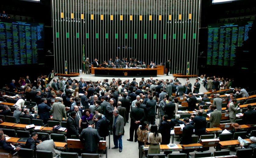 Oposição quer que denúncia contra Temer seja votada no plenário em um domingo