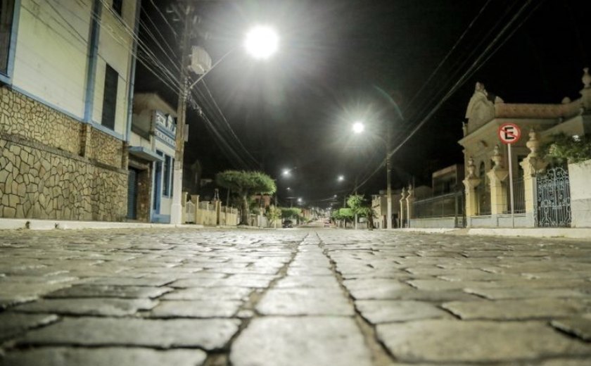 Prefeitura de Penedo instala lâmpadas de LED para eficiência energética