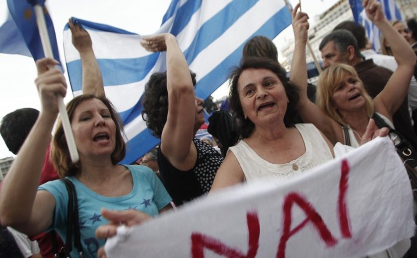 Milhares se reúnem em Atenas pela permanência da Grécia na zona do euro