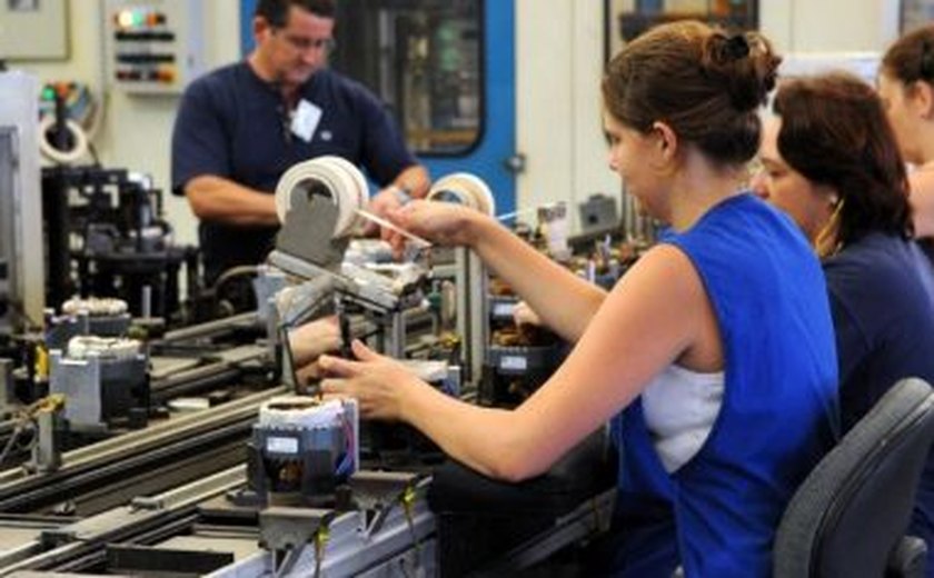 IBGE: na comparação anual, produção industrial cai em 11 dos 15 locais avaliados