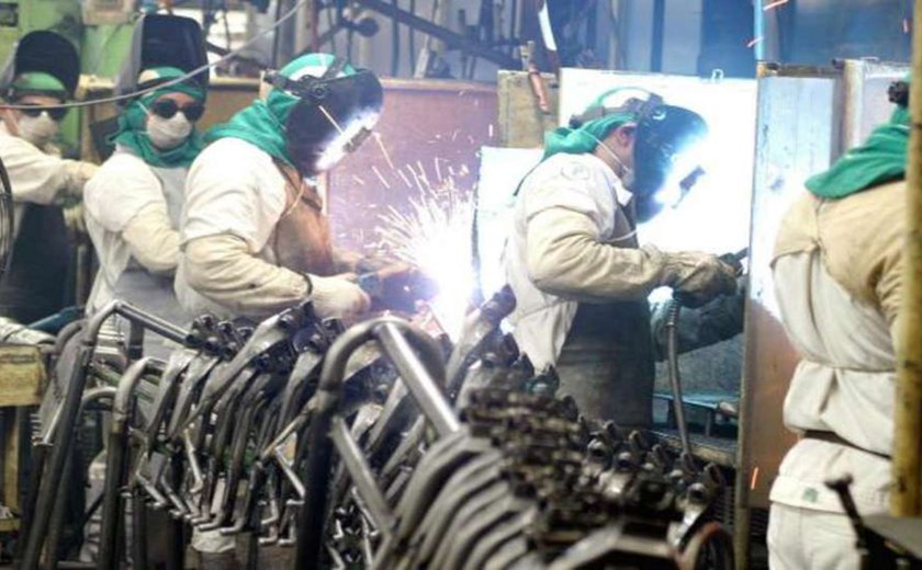 Produção industrial no Brasil cai 1,1% em outubro, diz IBGE