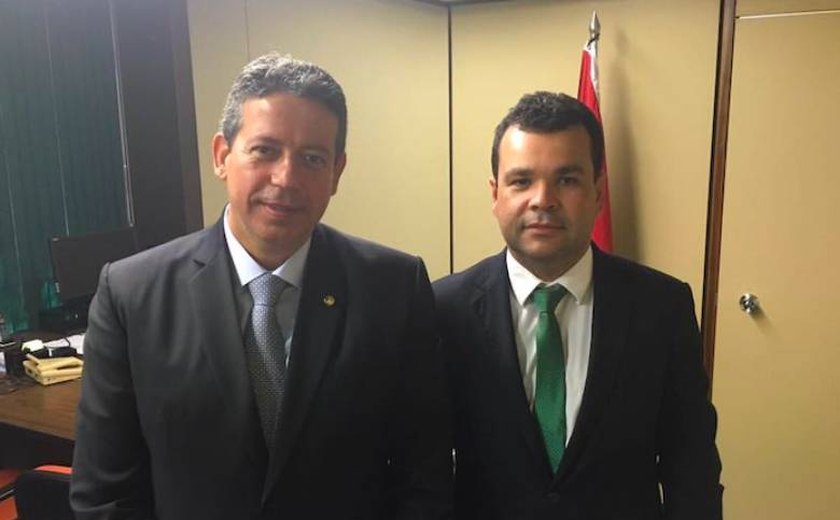 Portal aponta que filho de Arthur Lira atua em contratos de publicidade que envolvem governo