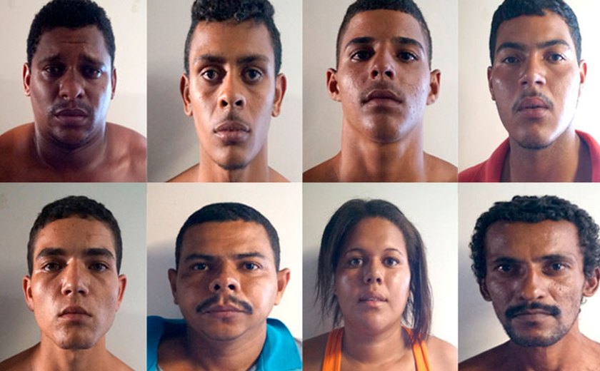 Polícia prende e apresenta acusados de roubar viatura