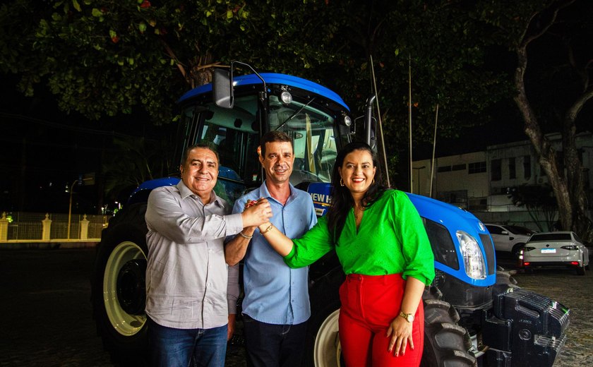 Governador Paulo Dantas entrega trator para atender agricultores familiares em Pariconha
