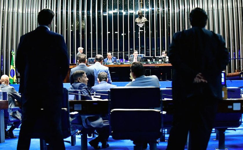 Aprovada urgência para projeto que institui programa de vacinação em escolas