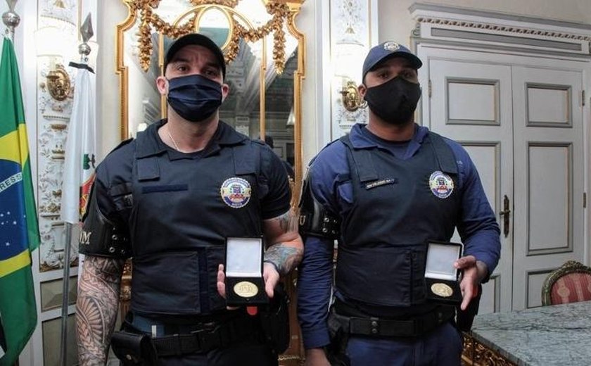 Guardas humilhados por desembargador recebem medalha por conduta exemplar