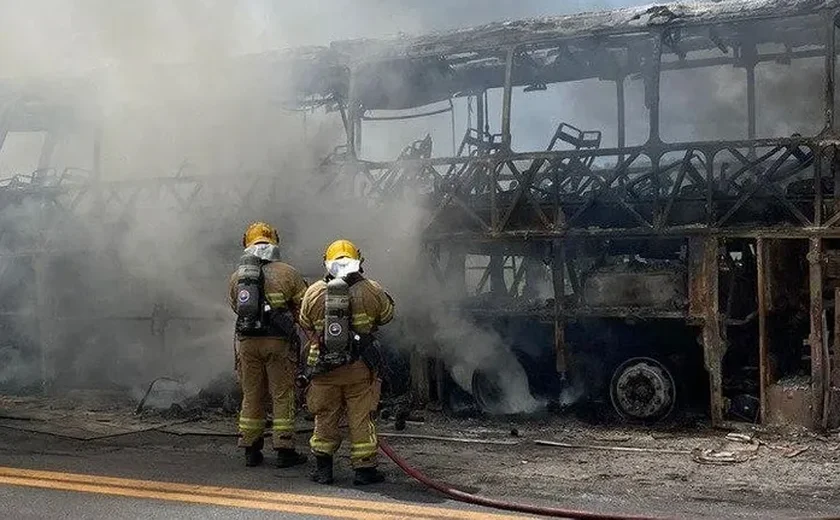 Incêndio destrói ônibus de turismo que saiu de Arapiraca para o Paraná