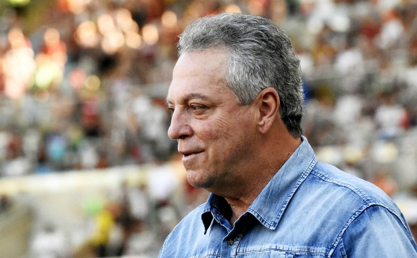 Com oração e discurso emocionado de Abel, time do Flamengo se reúne no CT