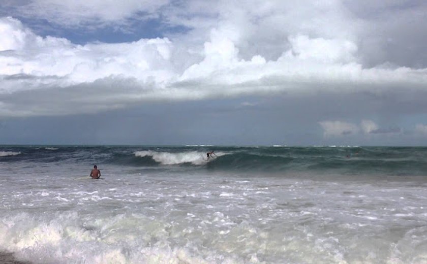 Marinha emite alerta para ressaca com ondas de até 2,5 metros no litoral de Alagoas