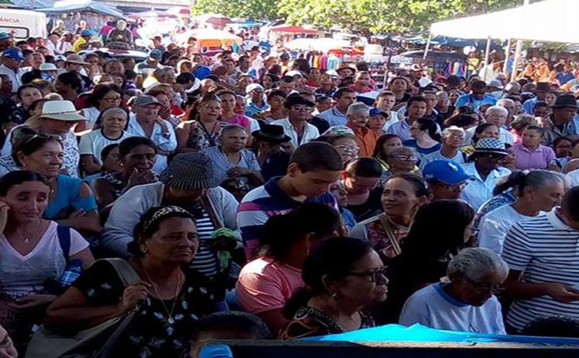 Multidão de fieis acompanha procissão em homenagem ao aniversário de morte de Frei Damião