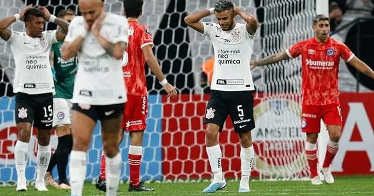 Empate entre Corinthians e Argentinos Juniors faz Róger Guedes