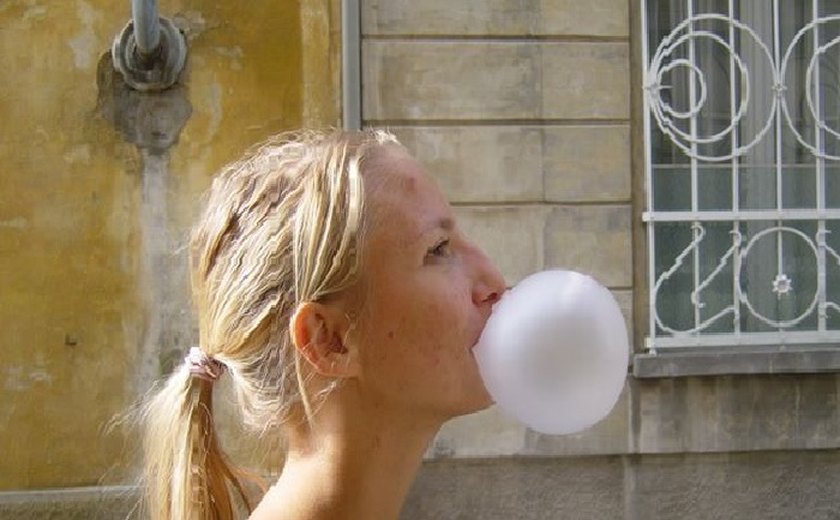 Mito ou verdade: chiclete fica 7 anos no estômago? Gastro explica