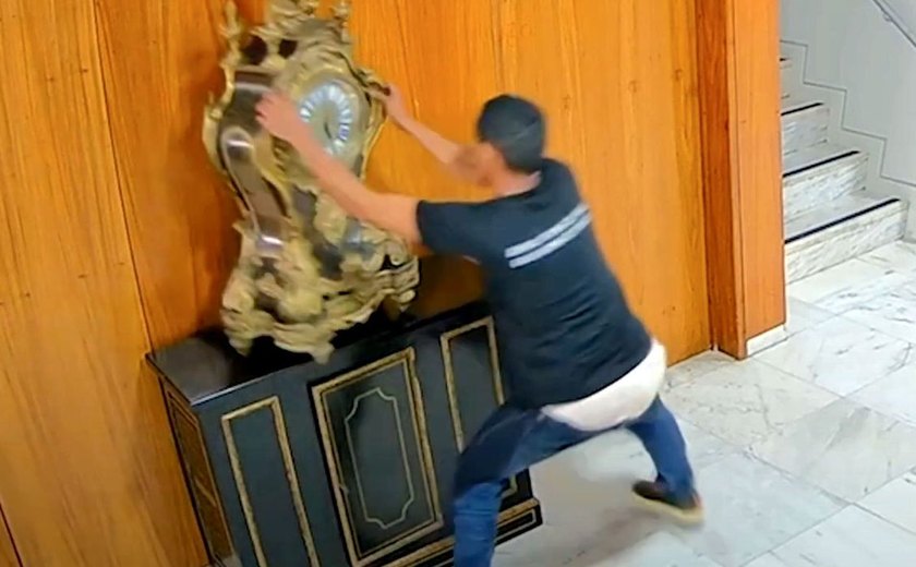 Justiça solta homem que quebrou relógio histórico em atos golpistas