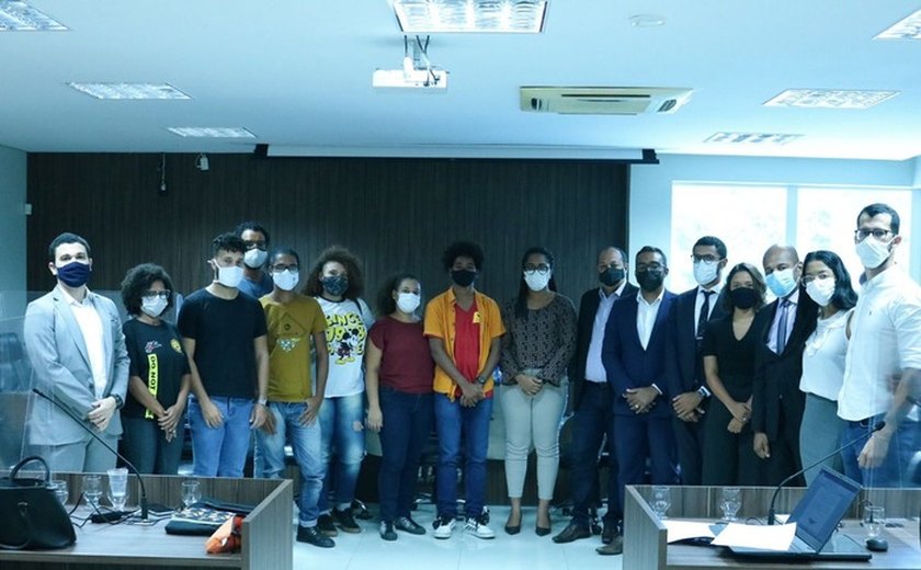 OAB-AL recebe estudantes UFAL que relatam serem vítimas de racismo e agressões dentro da residência universitária