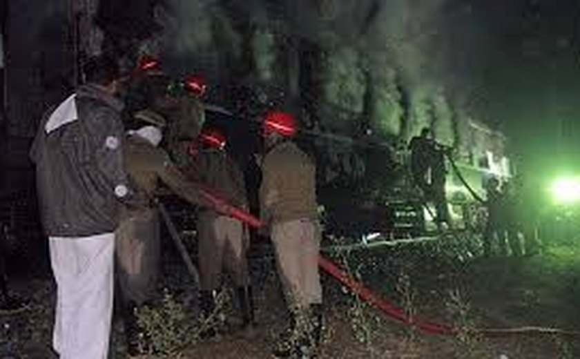 Incêndio em vagão de trem mata 26 pessoas na Índia