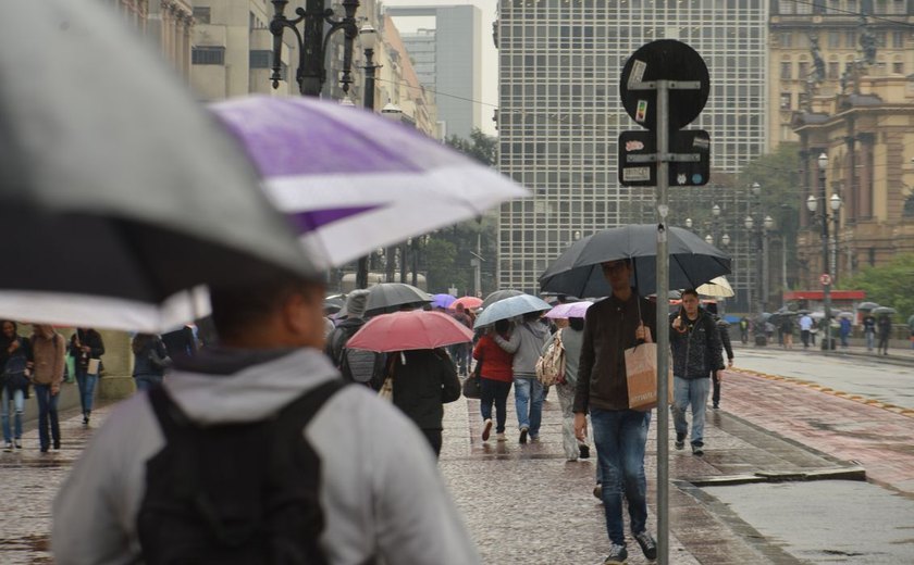 Após madrugada chuvosa, tempo abre e o sol aparece entre nuvens em SP