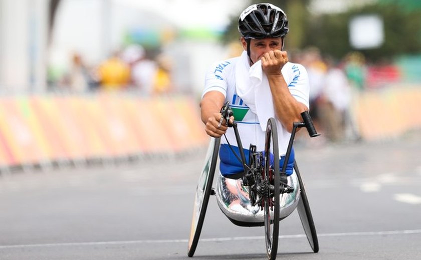 Zanardi sai do coma induzido e é transferido para centro de neuro-reabilitação