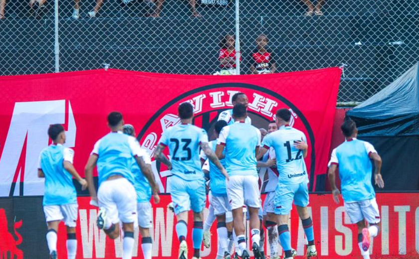Atlético-GO aproveita expulsão e vence Vitória em duelo dos desesperados no Brasileirão