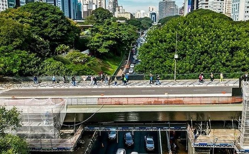 Esteiras rolantes levando pedestres sob viadutos: uma proposta para São Paulo em 1974