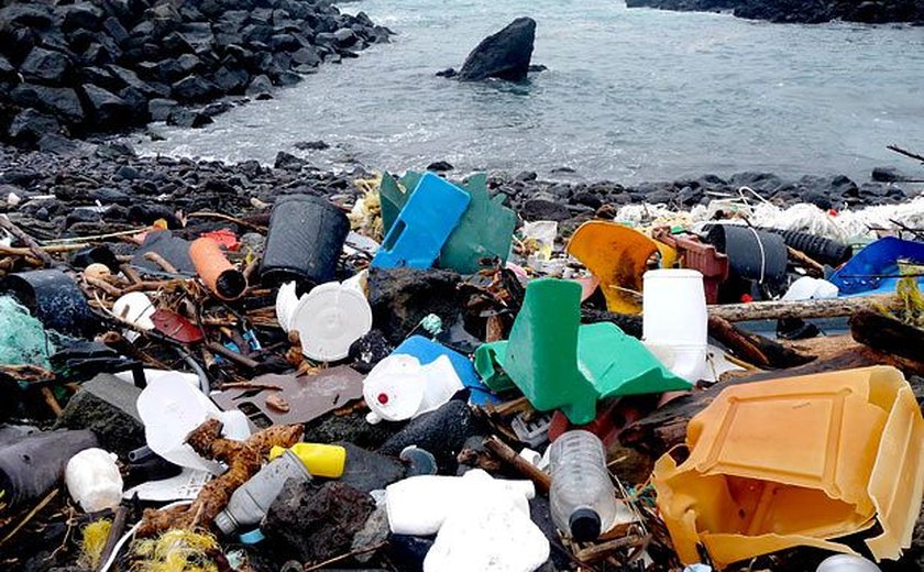 Oceanos recebem 25 milhões de toneladas de lixo ao ano, revela estudo