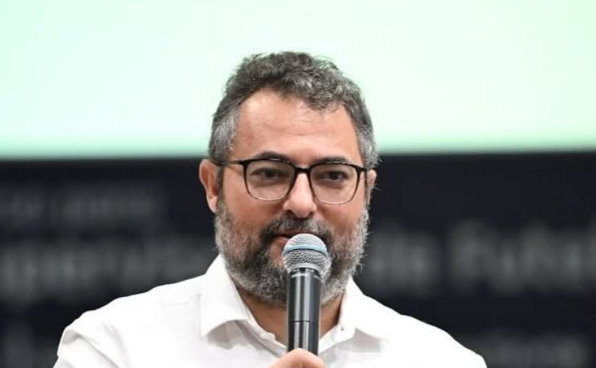 Alexandre Mattos é apresentado aos jogadores do Santos em reapresentação do elenco