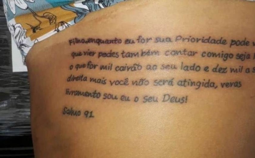Tati Quebra Barraco troca &#8216;mas&#8217; por &#8216;mais&#8217; em tatuagem e internet não perdoa