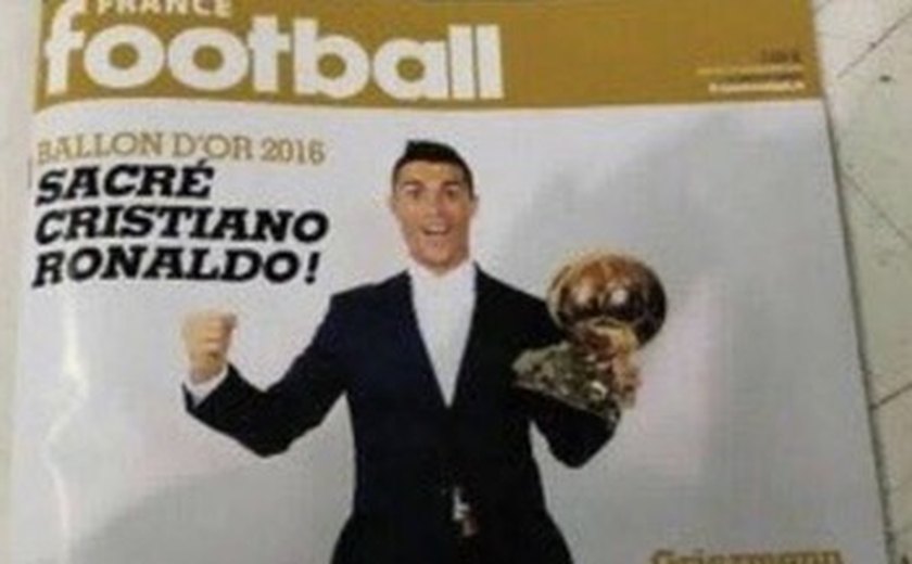 Revista com Cristiano Ronaldo com  a Bola de Ouro circula pela internet