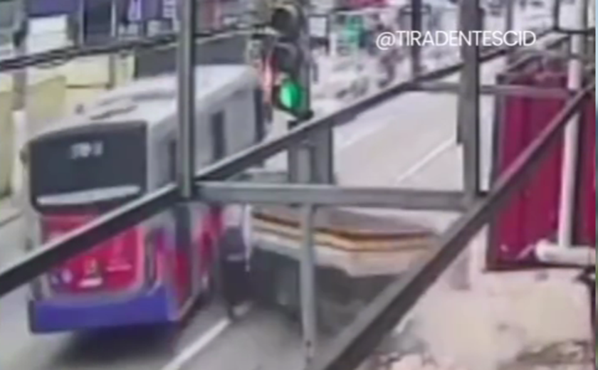 Colisão entre ônibus e caminhonete deixa homem ferido na zona leste de SP