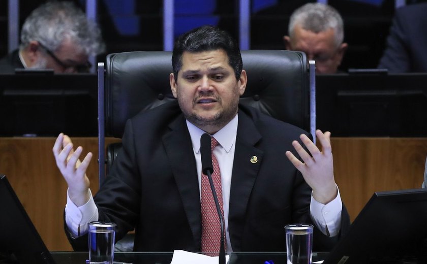 Alcolumbre lê requerimento que cria CPMI sobre fraudes no INSS