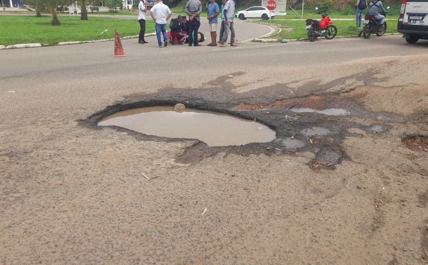 Cratera em rotatória de Palmeira dos Índios causa acidente e deixa motociclista ferida