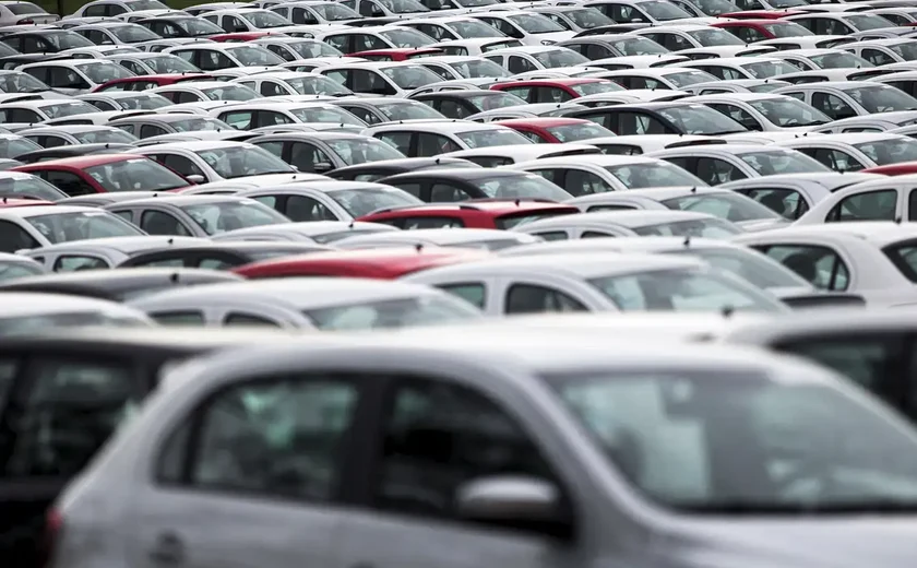 Emplacamentos de veículos crescem 20% nos primeiros quatro meses do ano, diz Fenabrave