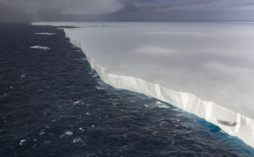 Após uma jornada de quase 40 anos, maior iceberg do mundo encalha na Antártica (FOTOS)