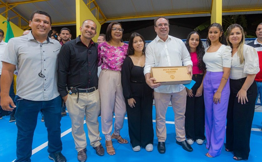 Prefeito Luciano conhece jogo pedagógico criado na rede municipal de ensino