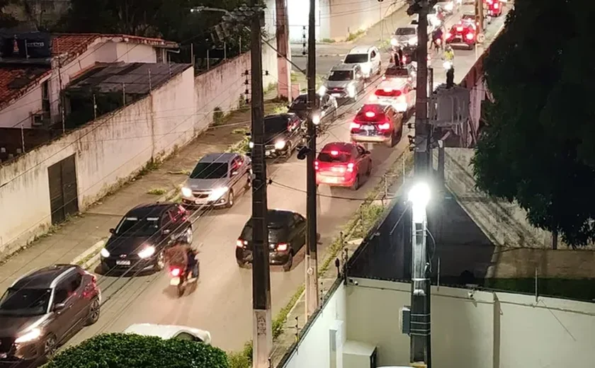 Moradores relatam caos no trânsito e cobram atuação do DMTT na parte baixa de Maceió