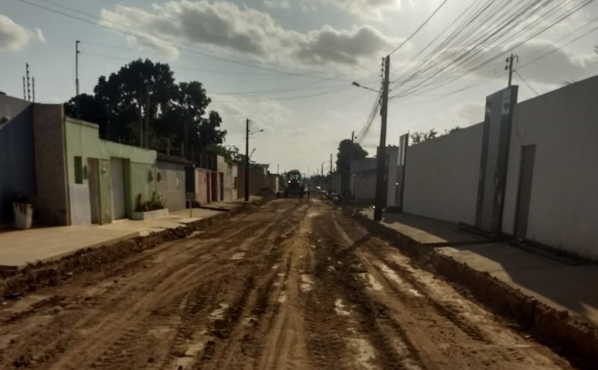 Prefeitura inicia obras de pavimentação no bairro Santa Esmeralda