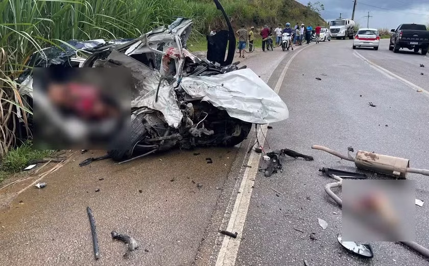 Acidente entre carro e micro-ônibus deixa dois mortos na AL-105