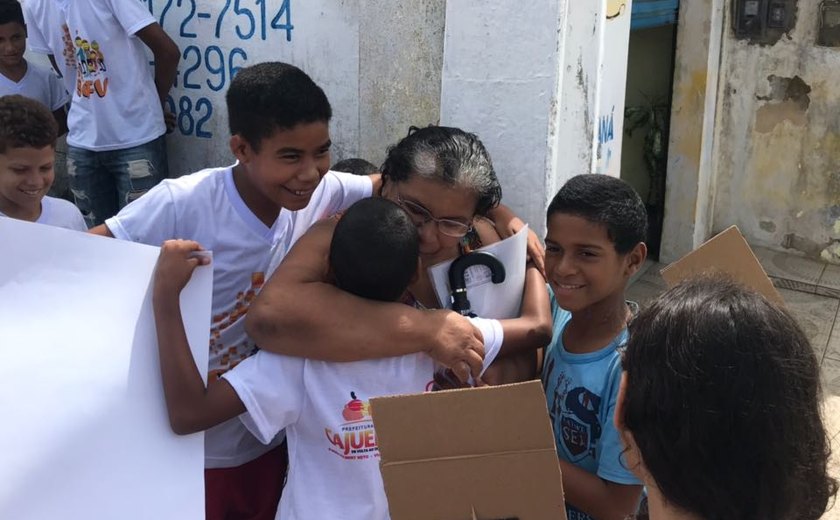 Moradores são surpreendidos com abraços fraternos durante passeata em Cajueiro